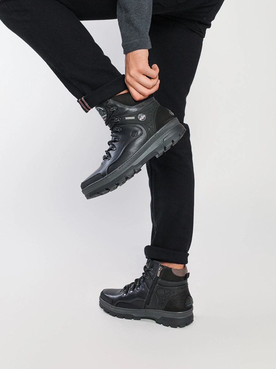 Ботинки черного цвета с перфорацией